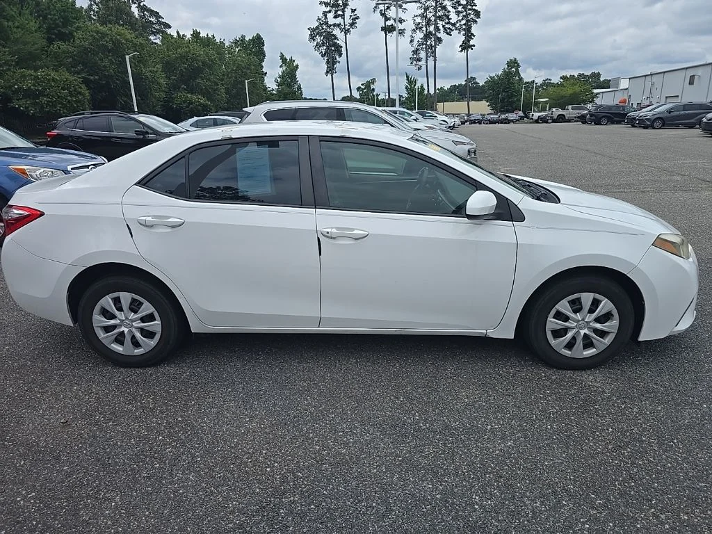 Used 2014 White Toyota L image 4