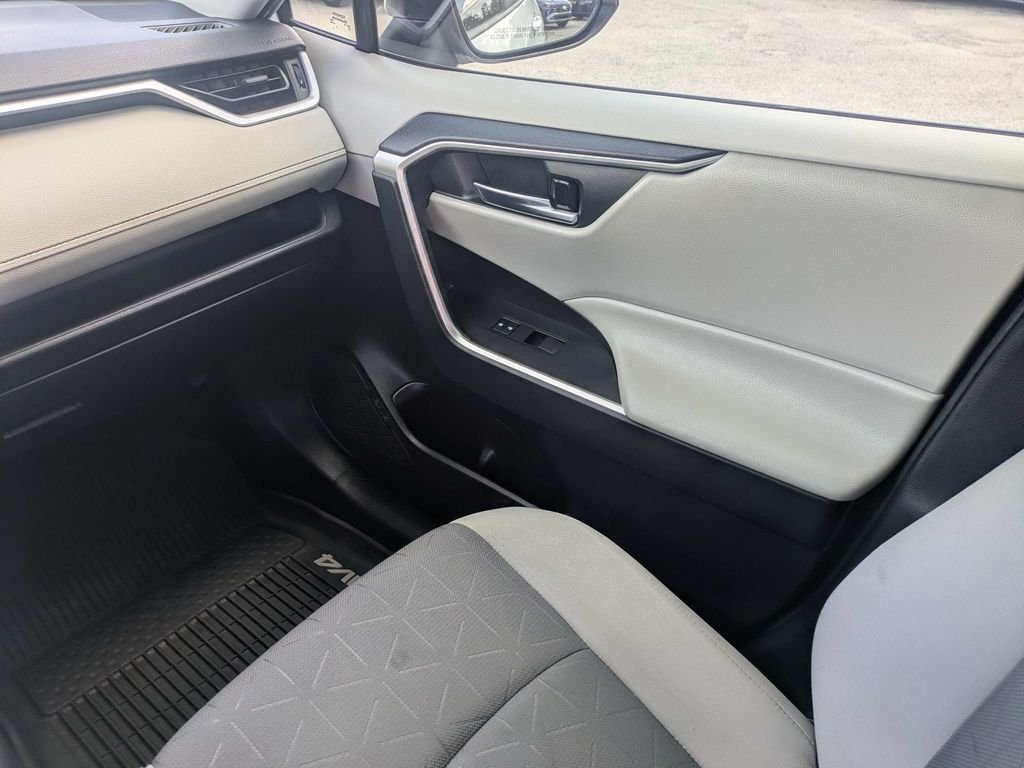 Used 2020 White Toyota XLE image 17