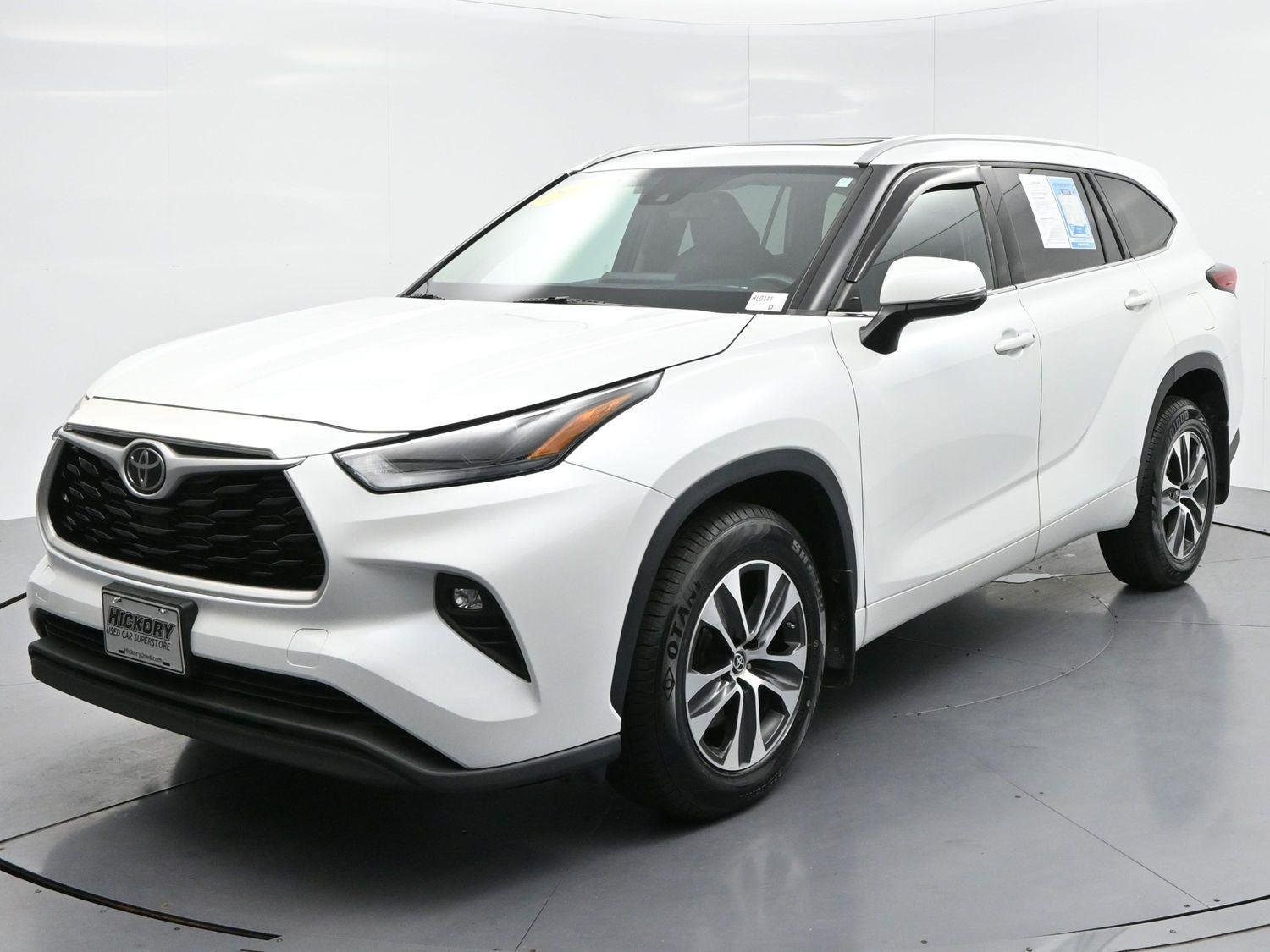 Used 2022 Wind Chill Pearl Toyota XLE image 3