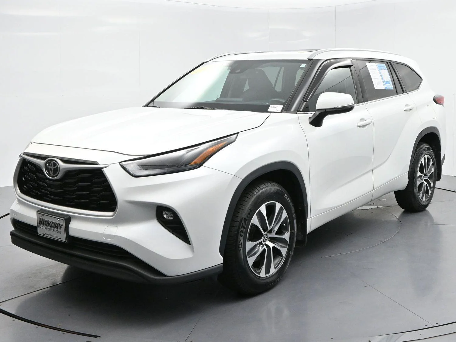Used 2022 Wind Chill Pearl Toyota XLE image 3