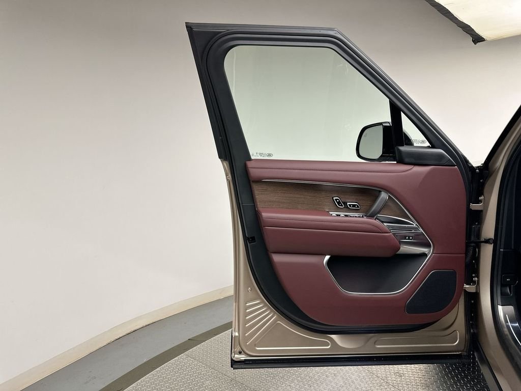 New 2026 Sunset Gold SV Bespoke Ultra Metallic Gloss Land Rover SE image 9