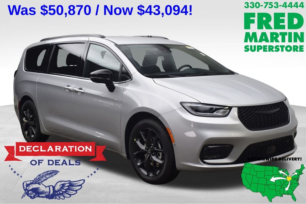 2026 Chrysler Pacifica Select's photo