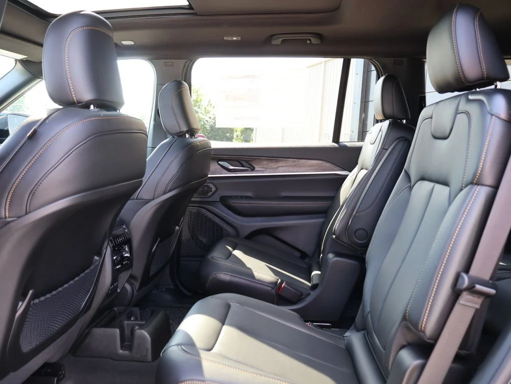 New 2026 Diamond Black Crystal Pearl-Coat Exterior Paint Jeep  image 19