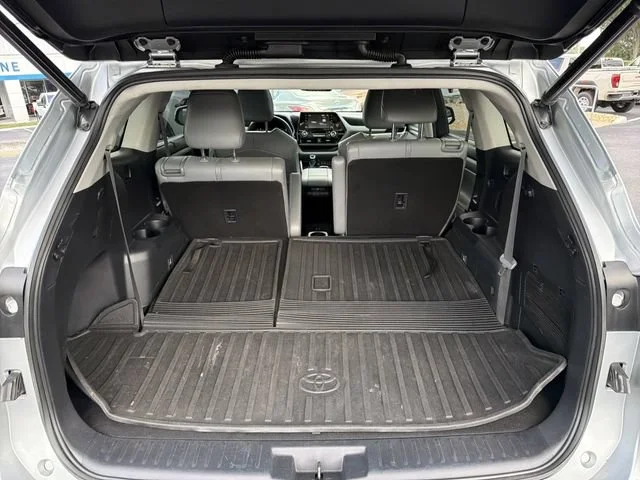 Used 2021 Silver Toyota XLE image 11
