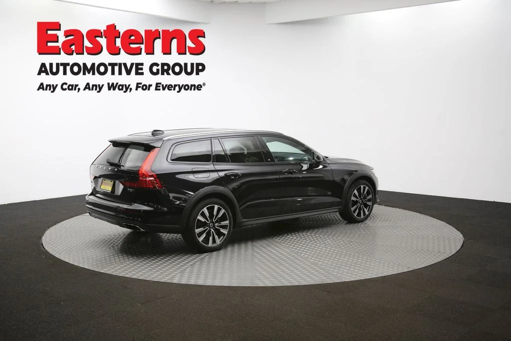 Used 2022 Black Volvo T5 image 40