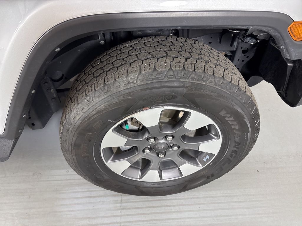 Used 2022 Silver Jeep Unlimited Sahara image 11