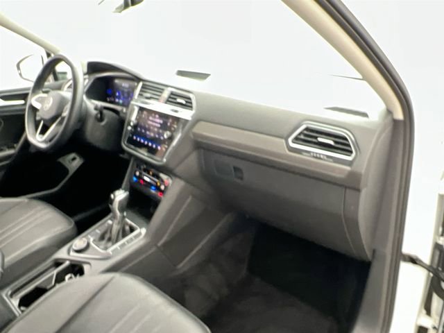 Used 2022 Pure White Volkswagen SE image 13