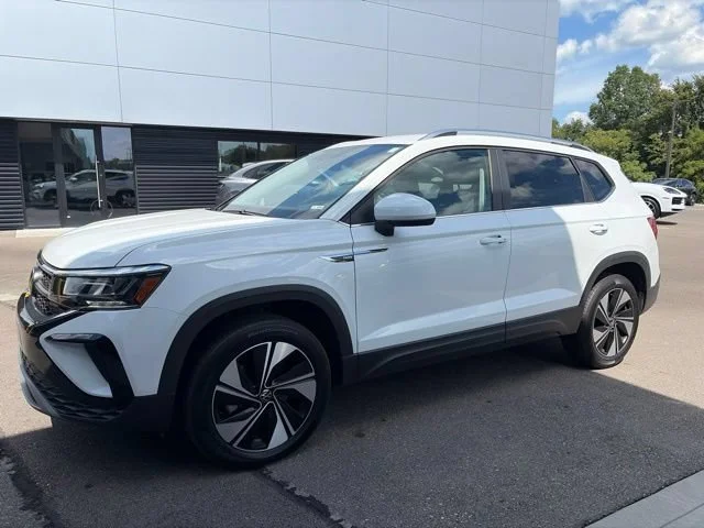 Used 2024 Pure White Volkswagen SE image 5