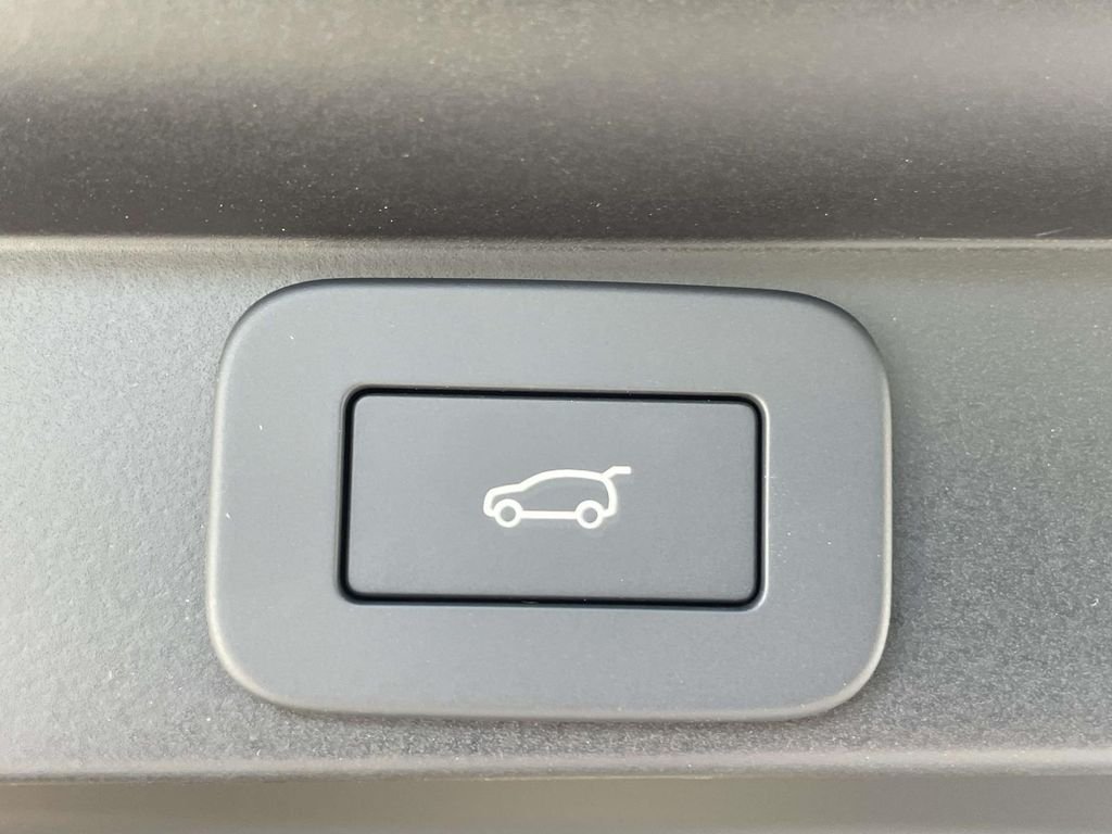 New 2026 Carpathian Grey Land Rover SE image 18