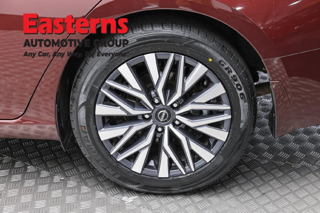 Used 2023 Red Nissan 2.5 SV image 8