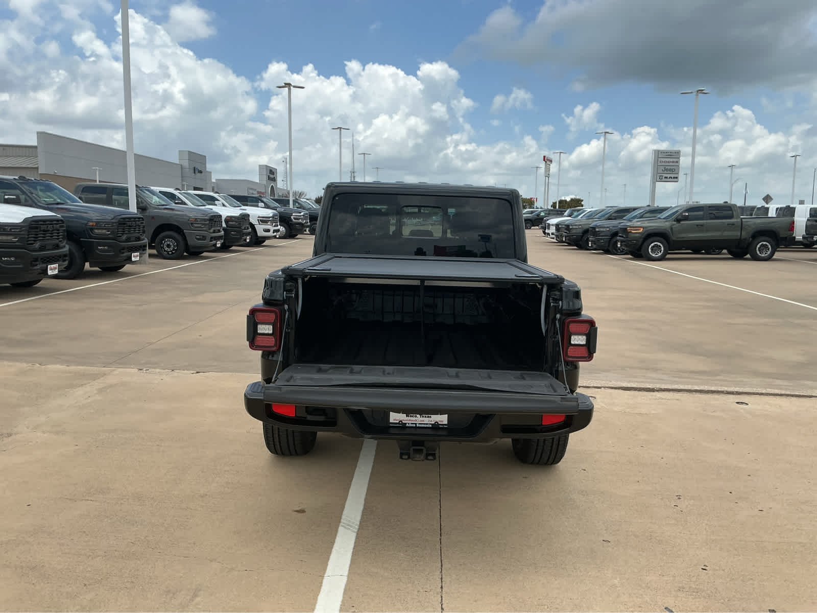 Used 2022 Black Clearcoat Jeep High Altitude image 8