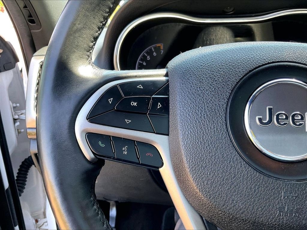 Used 2018 White Jeep Altitude image 22