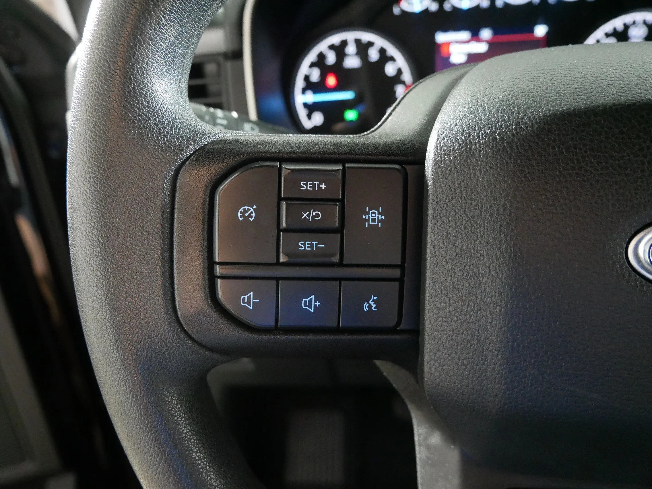 Used 2023 Agate Black Metallic Ford XLT image 27