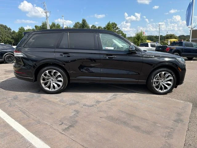 Used 2025 Black Lincoln Premiere image 9