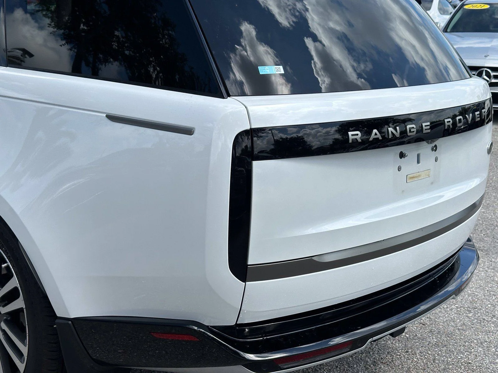 Used 2023  Land Rover SE image 9