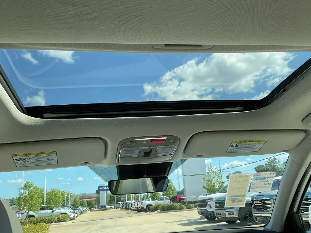 Used 2025 White Kia S image 28