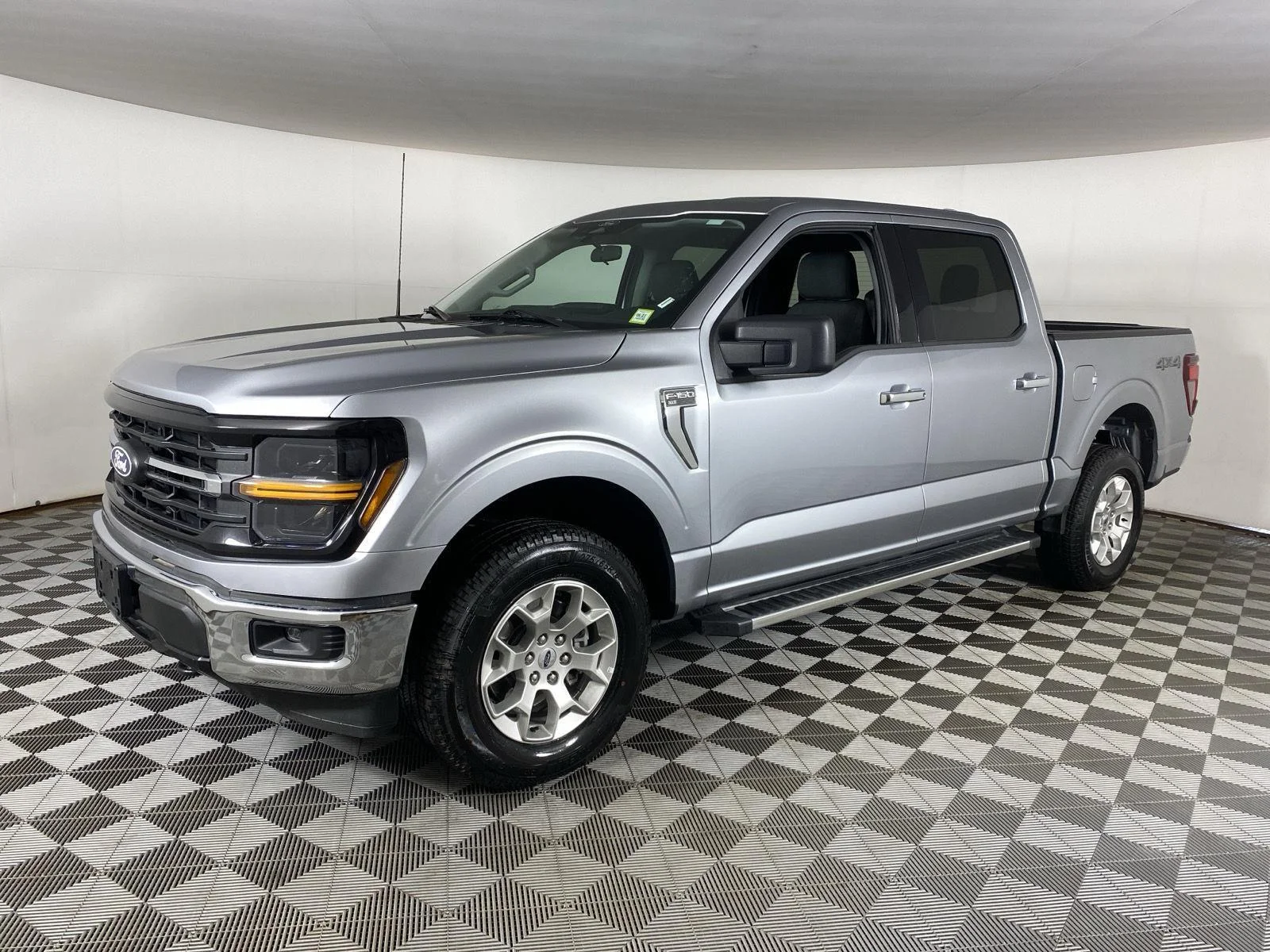 Used 2025 Iconic Silver Ford XLT image 3