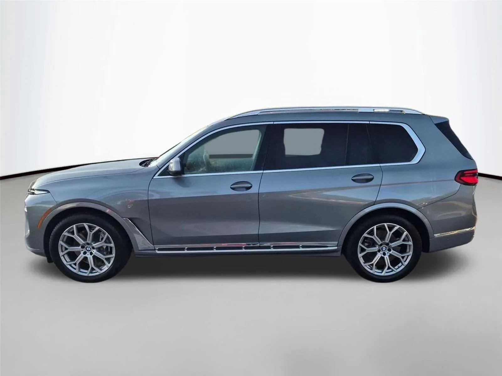 Used 2024 Skyscraper Grey Metallic BMW xDrive40i image 2