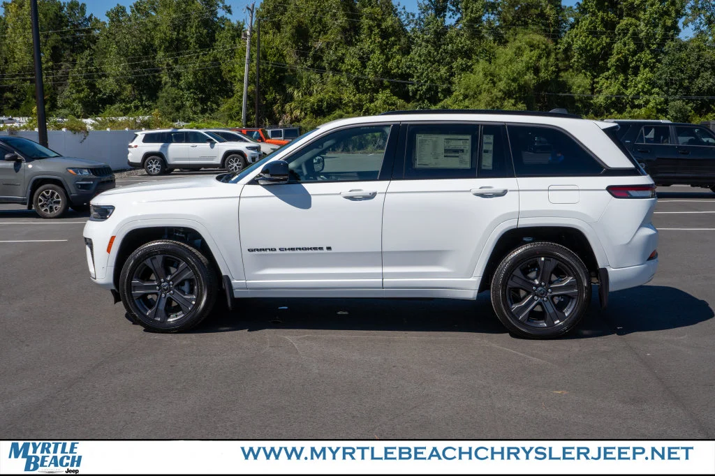 New 2027 Bright White Clear-Coat Paint Jeep Limited image 3