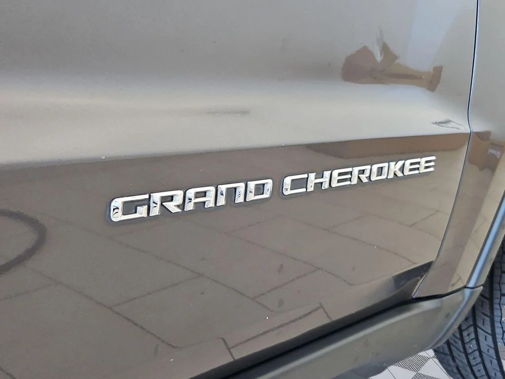 Used 2015 Granite Crystal Metallic Clearcoat Jeep Limited image 26