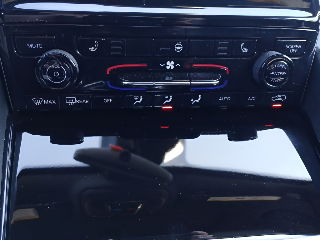 Used 2023 Silver Jeep Altitude X image 18