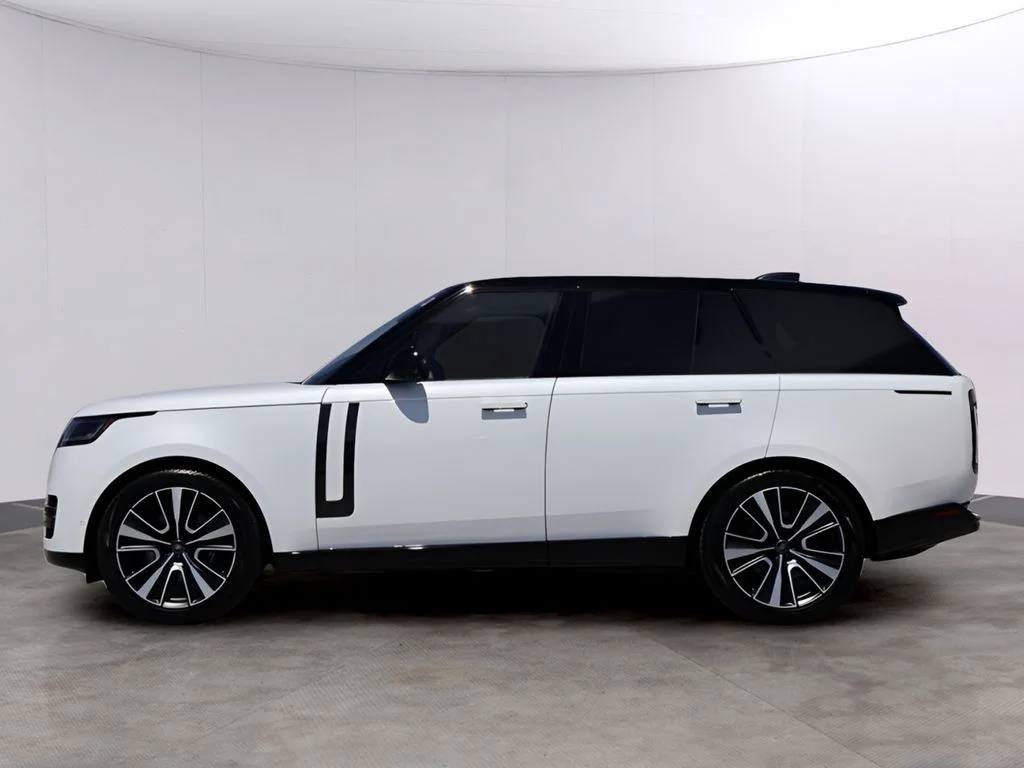 Used 2023 Ostuni Pearl White Land Rover SE image 4
