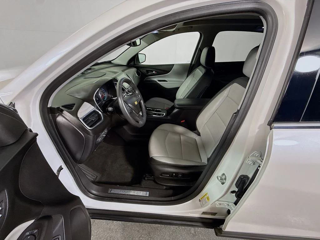 Used 2018 Iridescent Pearl Tricoat Chevrolet Premier image 20