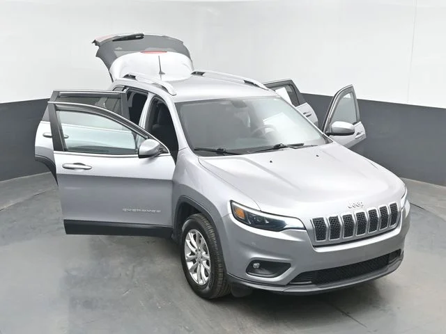 Used 2019 Billet Silver Metallic Clearcoat Jeep Latitude image 47