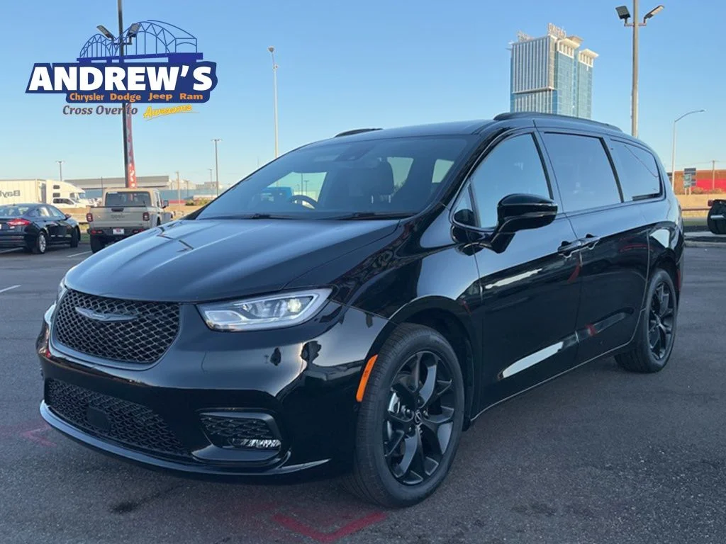 2026 Chrysler Pacifica Select's photo