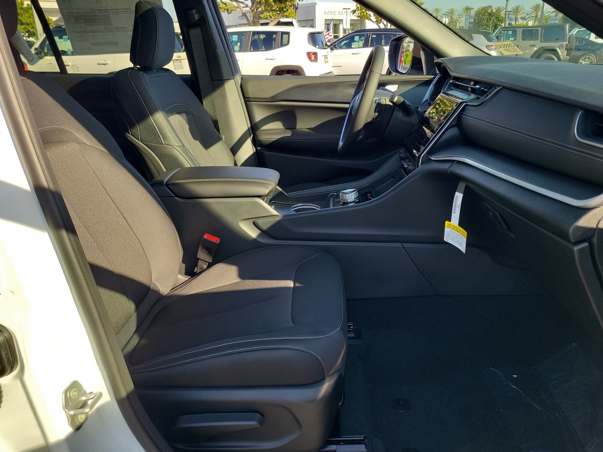 New 2026 Bright White Clear-Coat Exterior Paint Jeep Laredo X image 15