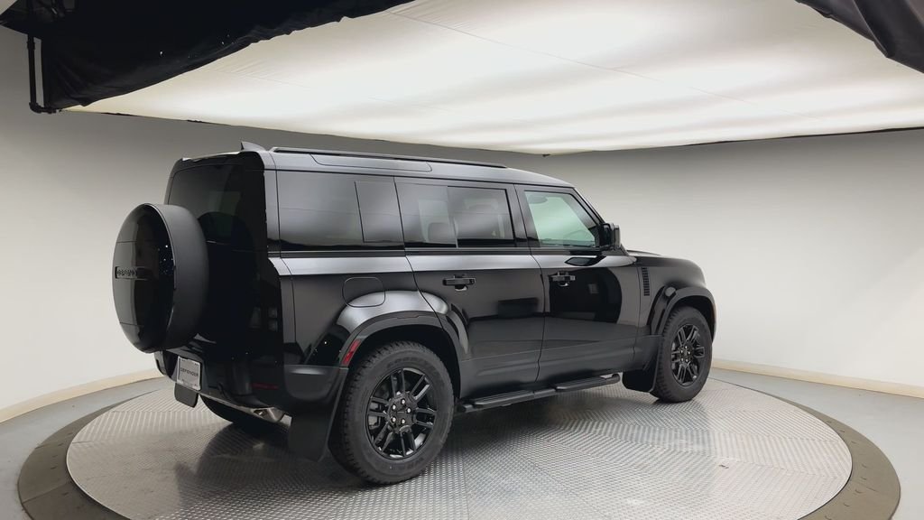 New 2026 Santorini Black Metallic Land Rover S image 2