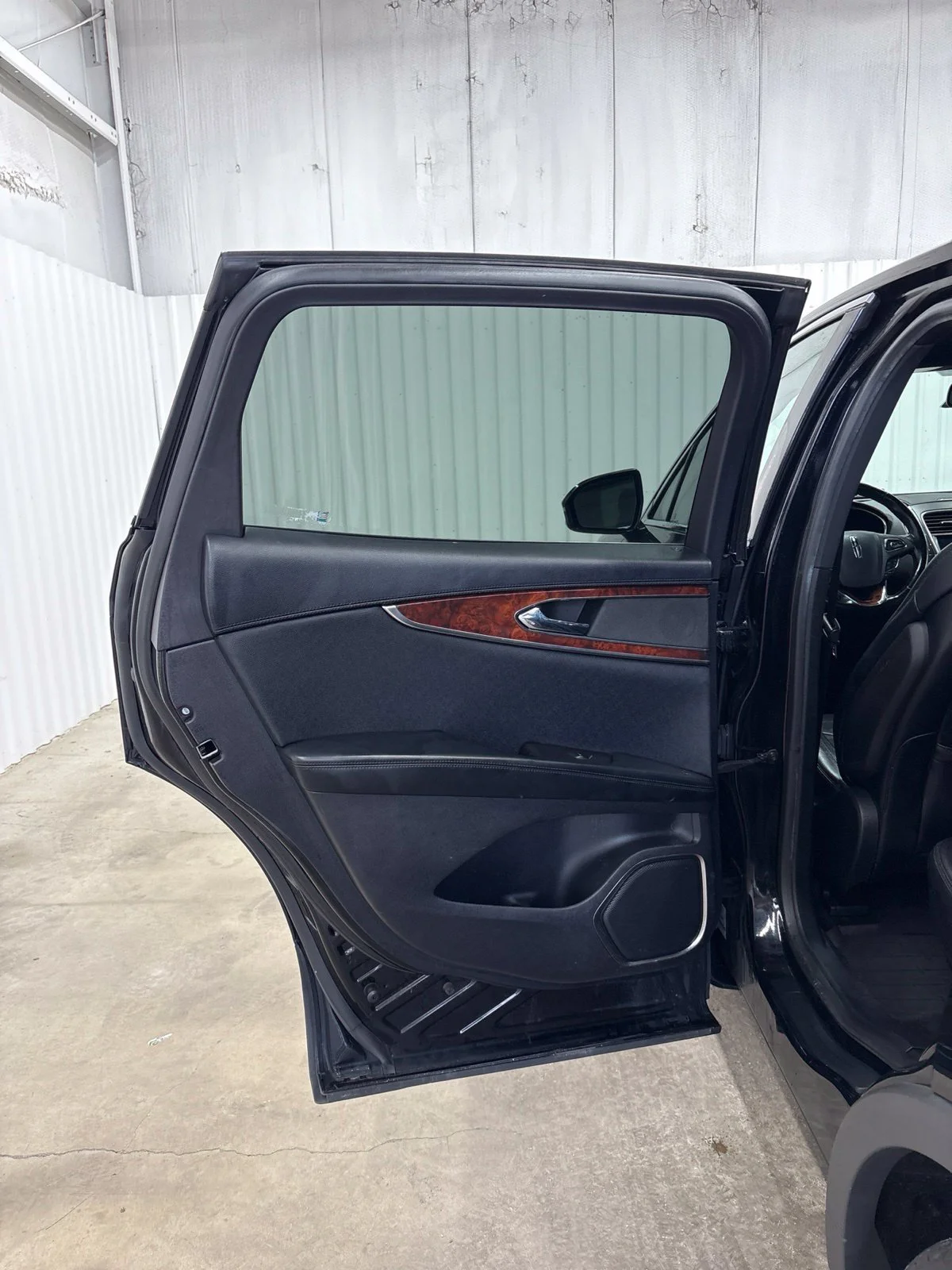 Used 2018 Black Velvet Lincoln Reserve image 14