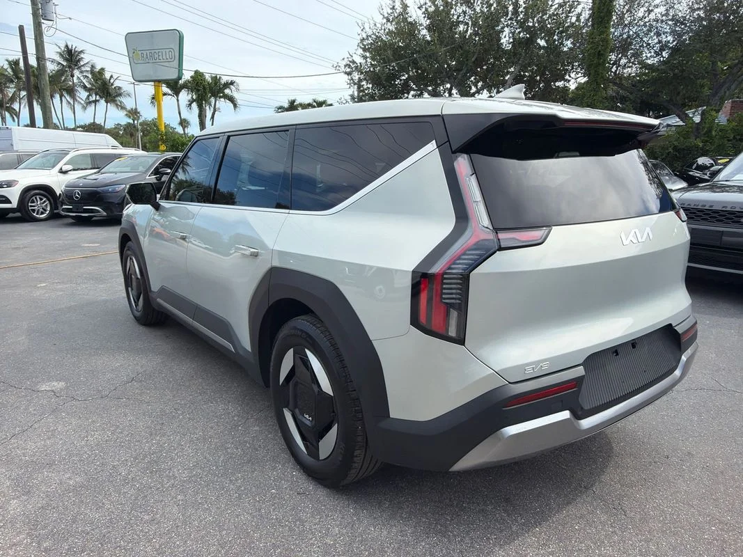 Used 2024 Silver Kia Light Long Range image 3