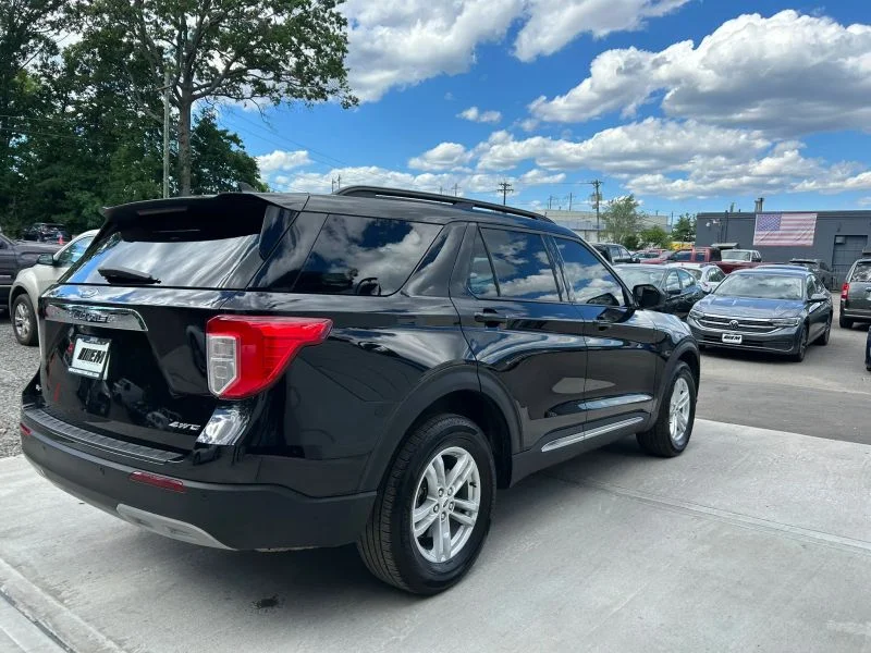 Used 2023 Black Metallic Ford XLT Sport Utility 4D image 12