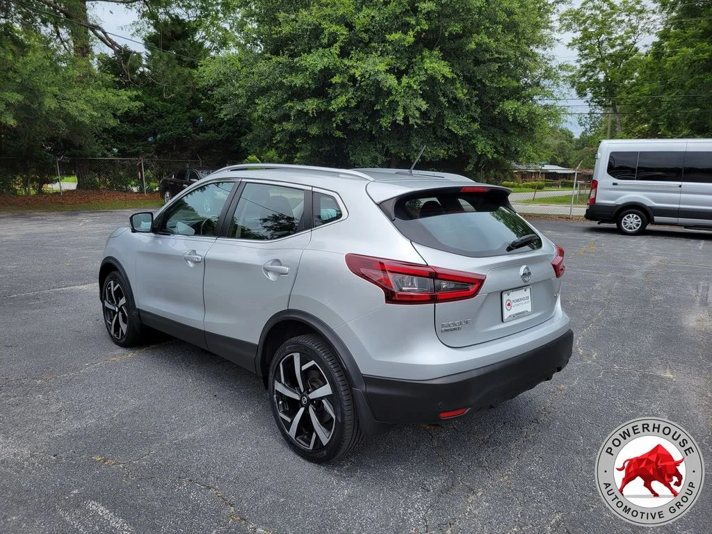 Used 2021 Silver Nissan SL image 3