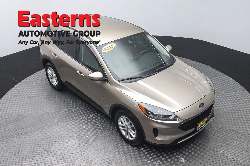 Used 2020 Gold Ford SE image 3