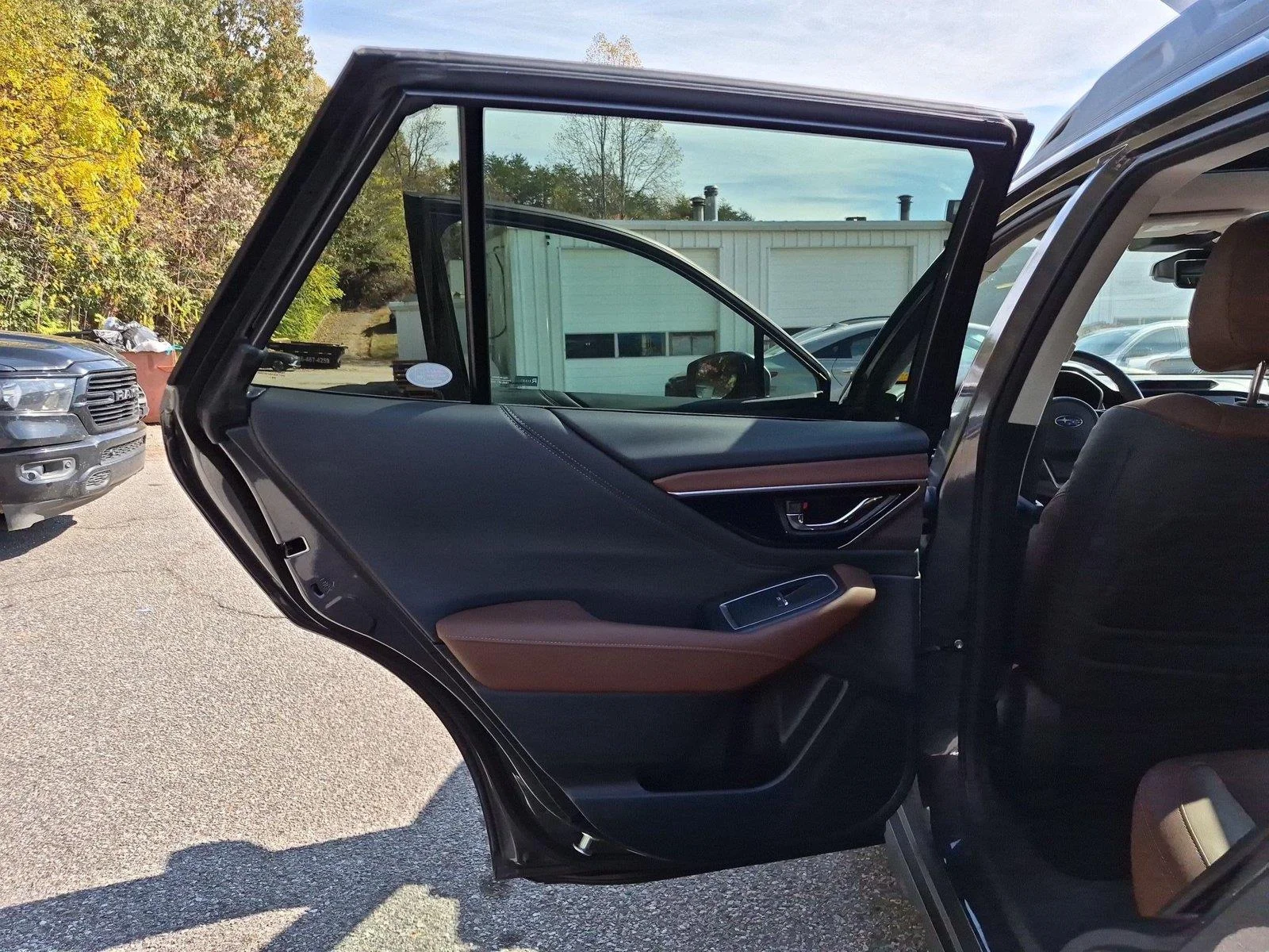 Used 2025  SUBARU TOUR image 31