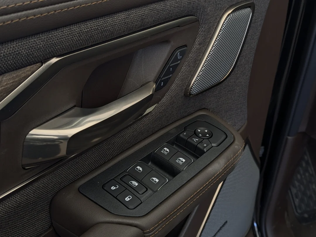 New 2026 Black RAM Limited Longhorn - - 4x4 - 5.7L HEMI V8 eTorque - Premium Leather - Pano Sunroof & More! image 12