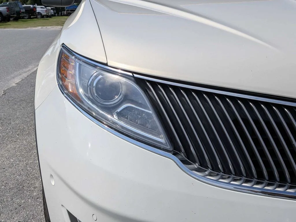 Used 2013 Beige Lincoln Base image 9