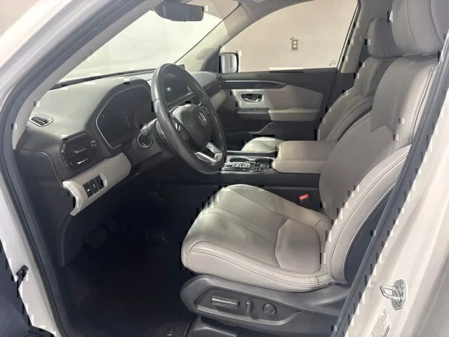 Used 2025 White Honda Touring image 12