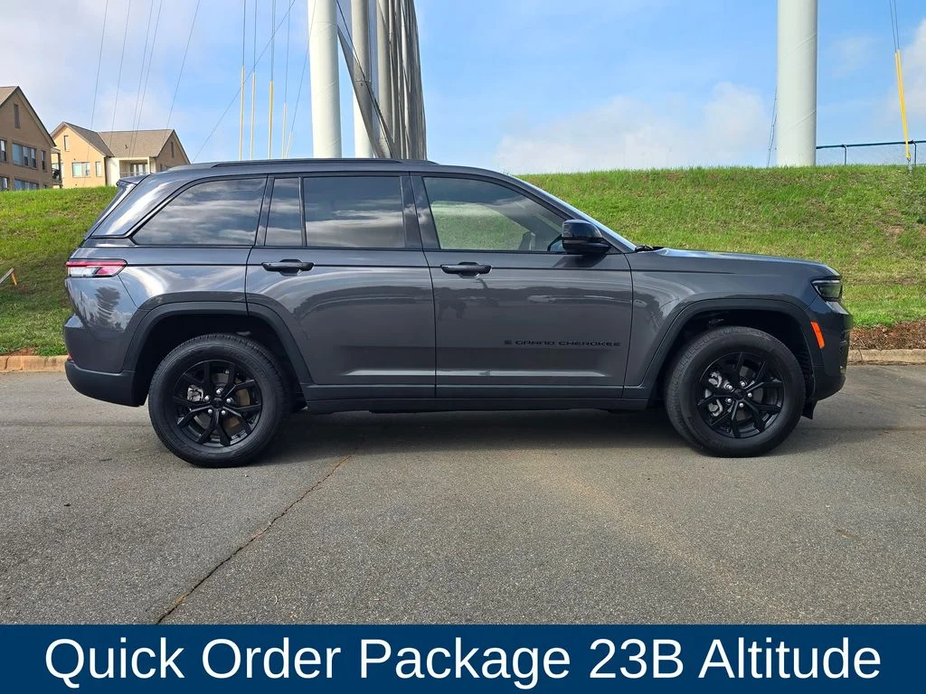 Used 2024 Gray Jeep Altitude image 2