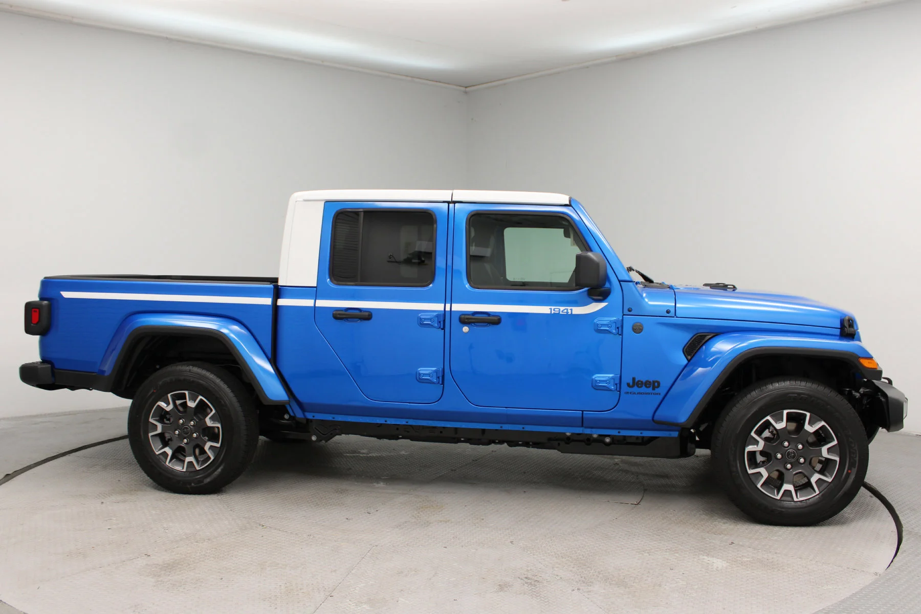 New 2026 Hydro Blue Pearl-Coat Exterior Paint Jeep Sahara image 23