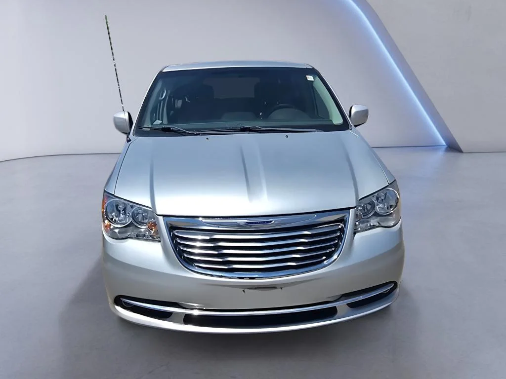 Used 2011 Bright Silver Metallic Clearcoat Chrysler Touring image 8