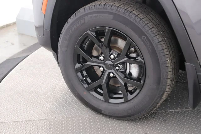 Used 2025 Gray Jeep Altitude image 13