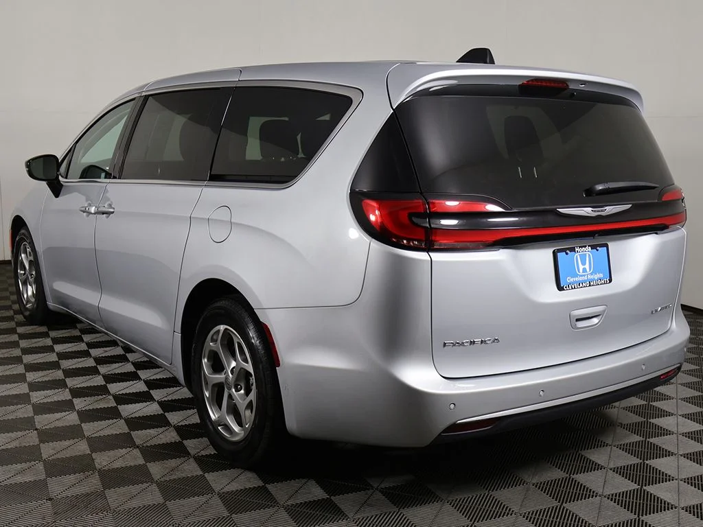 Used 2024 Silver Mist Clearcoat Chrysler Limited image 12