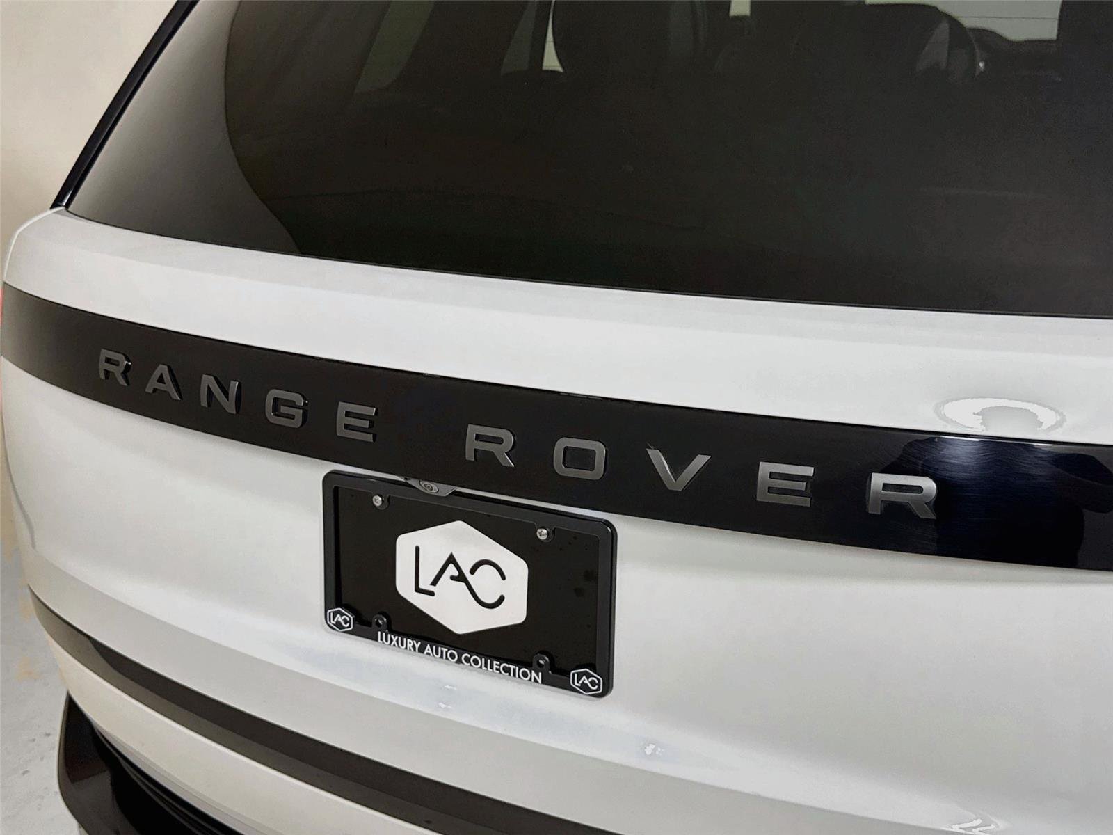 Used 2024 Fuji White Land Rover SE | Blackout Pkg | 360 Camera | Heated/Vented Seats image 38