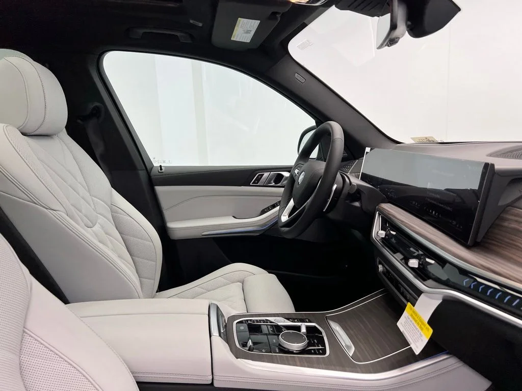 New 2026 Skyscraper Grey Metallic BMW xDrive50e image 6