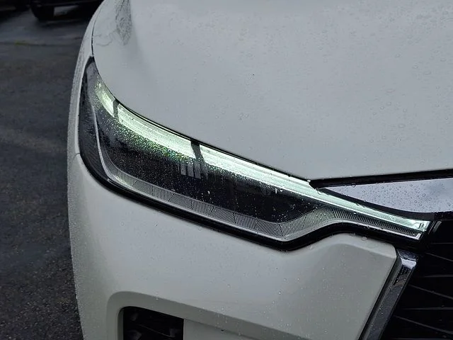 Used 2025 White INFINITI Sensory image 10