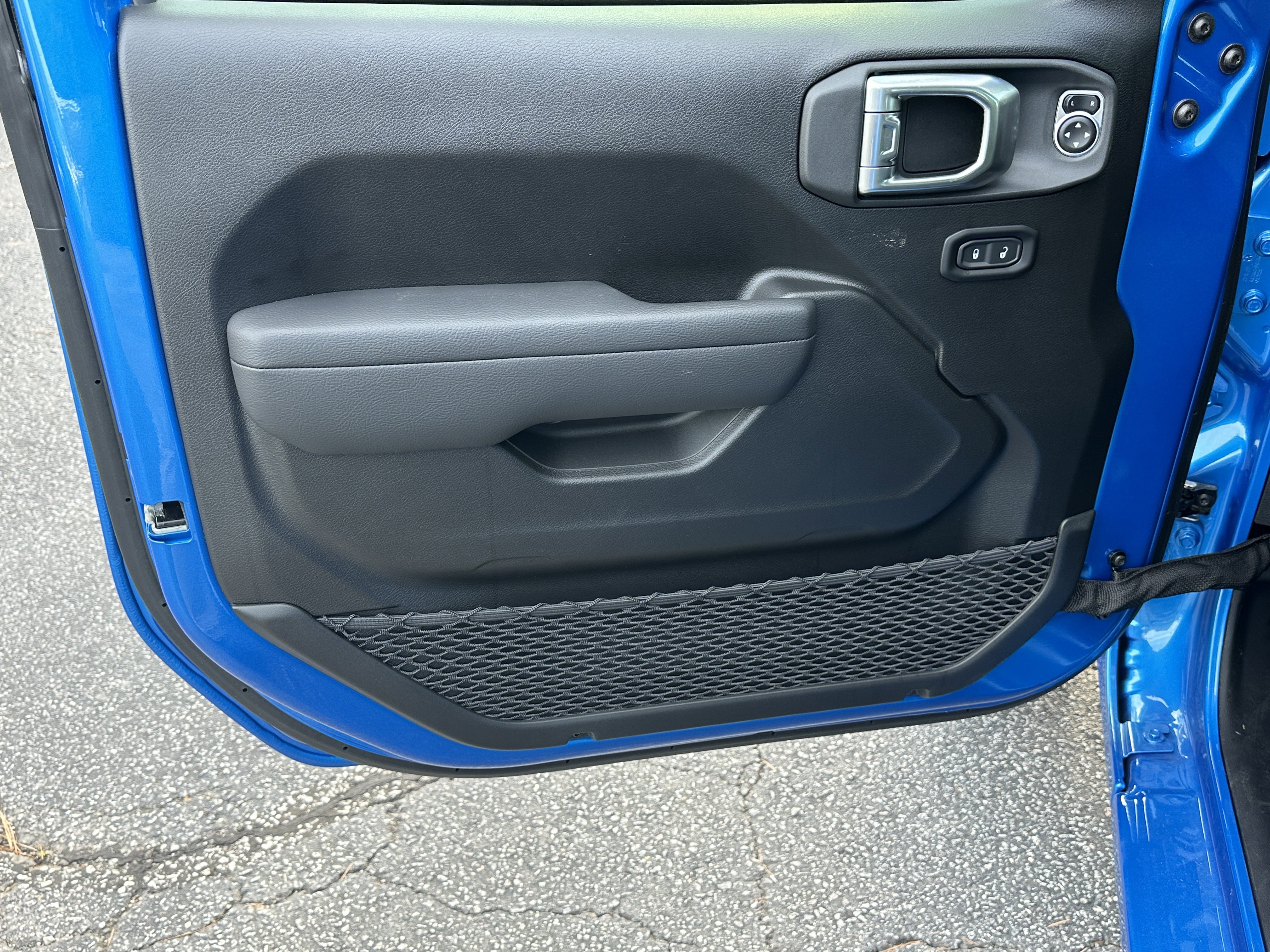 New 2026 Hydro Blue Pearl-Coat Exterior Paint Jeep Sport S image 11