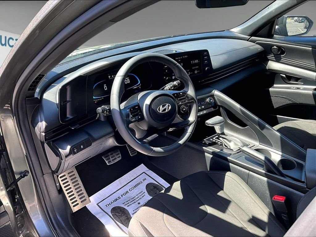 Used 2025 Gray Hyundai SEL Sport image 13